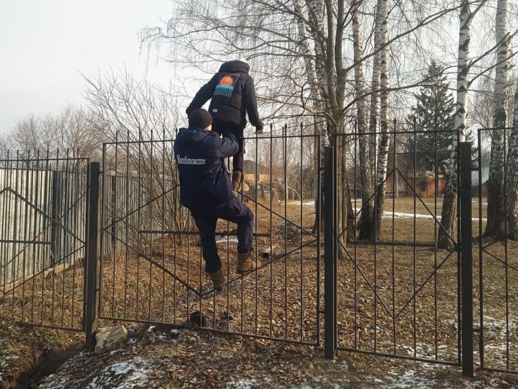 👧🏻 В минувшее воскресенье спасатели поисково-спасательного поста 220-й пожарно-спасательной части #Мособлпожспас освободили ногу 11-летней девочки, застрявшую между металлических прутьев забора